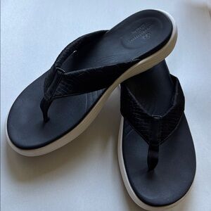 Clark’s CLOUDSTEPPERS Flip Flops Womens 9 Lola Point Sandals Black/White Beach